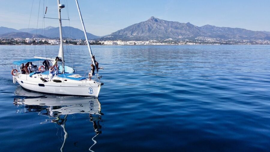 Marbella: Sunset Luxury Sailing Cruise in Puerto Banús - What to bring and how to plan the evening