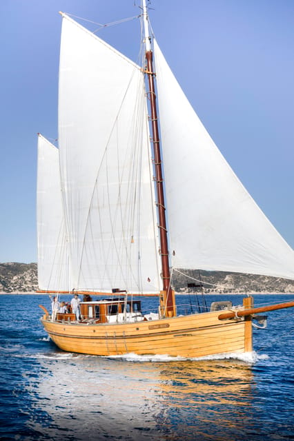 Marseille: Day sailing in the heart of the Calanques with organic lunch and wine - Sailing through the Riou archipelago