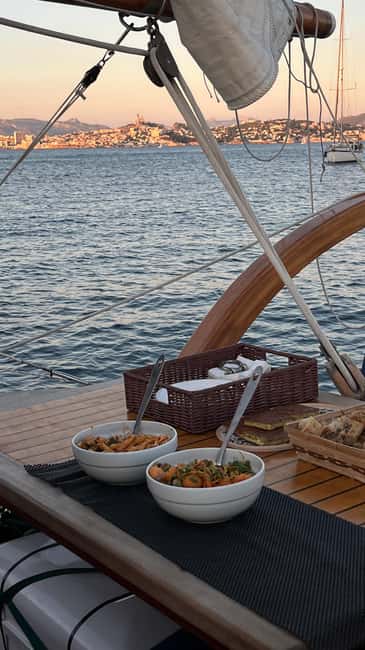 Marseille: Evening sailboat trip to the Calanques du Frioul with buffet and organic wine - Leaving from the Old Port at the right time