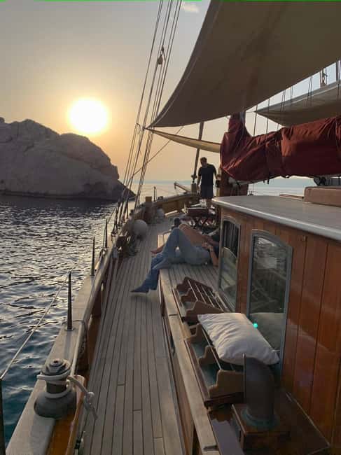 Marseille: Evening sailboat trip to the Calanques du Frioul with buffet and organic wine - Anchoring in a Frioul cove