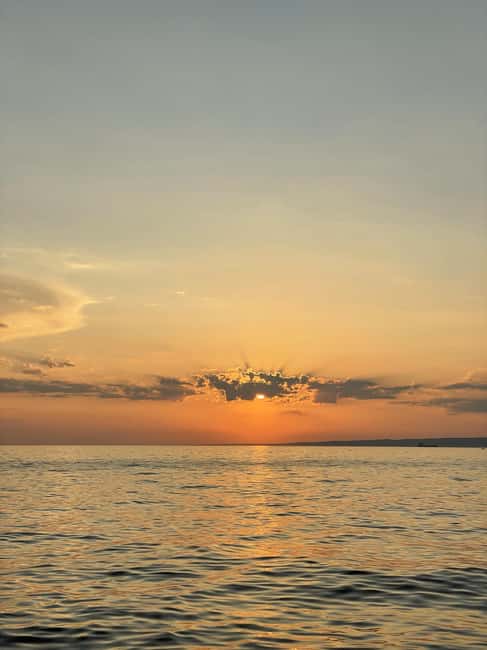 Marseille: Evening sailboat trip to the Calanques du Frioul with buffet and organic wine - Sunset, music, and feet in the water
