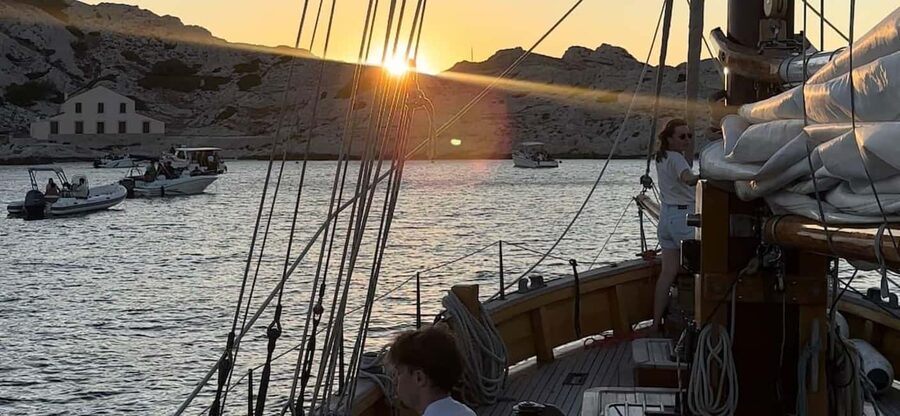 Marseille: Evening sailboat trip to the Calanques du Frioul with buffet and organic wine - Returning to Marseille under the city lights