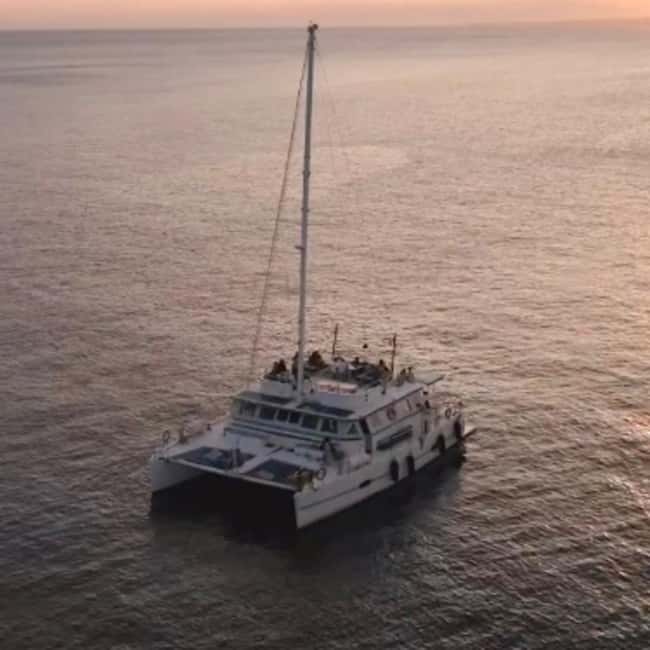 Marseille: Sunset catamaran cruise, buffet & drinks - Space, seating, and the crowd factor