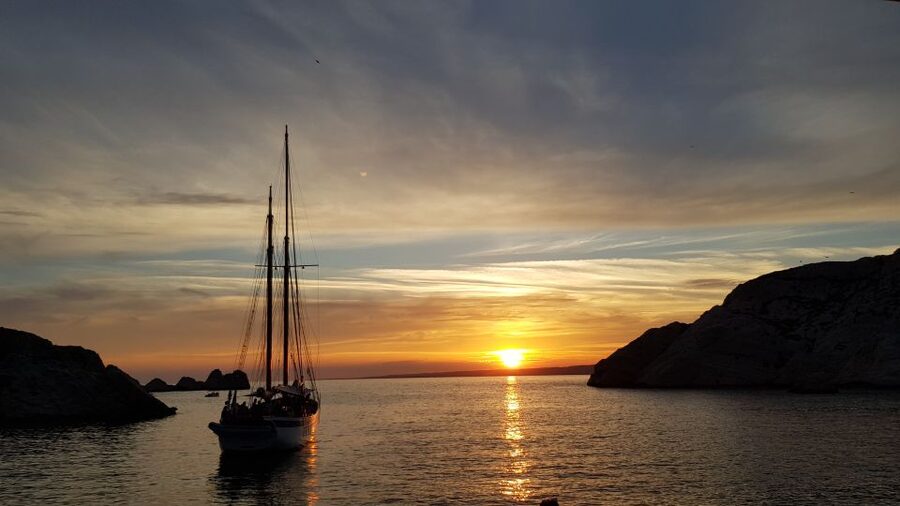 Marseille: Sunset Sailing Cruise with Dinner and Wine - At a glance