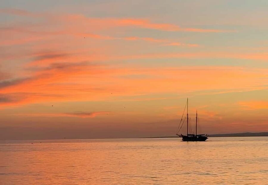 Marseille: Sunset Sailing Cruise with Dinner and Wine - Who should book this cruise