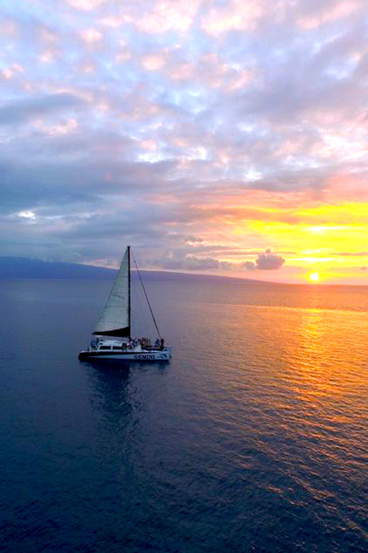 Maui: 2 Hour Sunset Dinner Sail with Open Bar and Appetizers - How the sunset timing shapes the evening