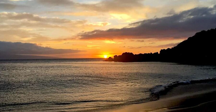 Maui: Ka'anapali Luxury Sunset Dinner Sail - Beach loading adds fun, and a little work