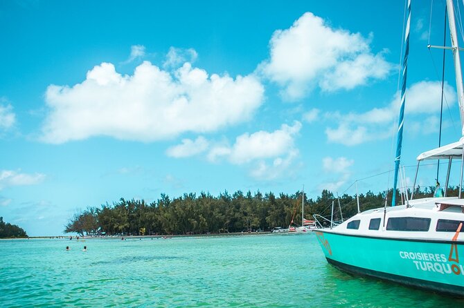 Mauritius : Full day All inclusive Ile aux cerfs Catamaran cruise - Halal breakfast, barbecue lunch, and open drink service