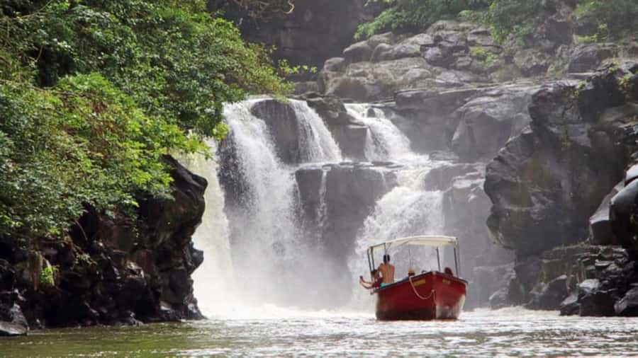 Mauritius: Ile aux Cerf Catamaran w/Waterfall Visit & Lunch - Sailing the east-coast lagoon