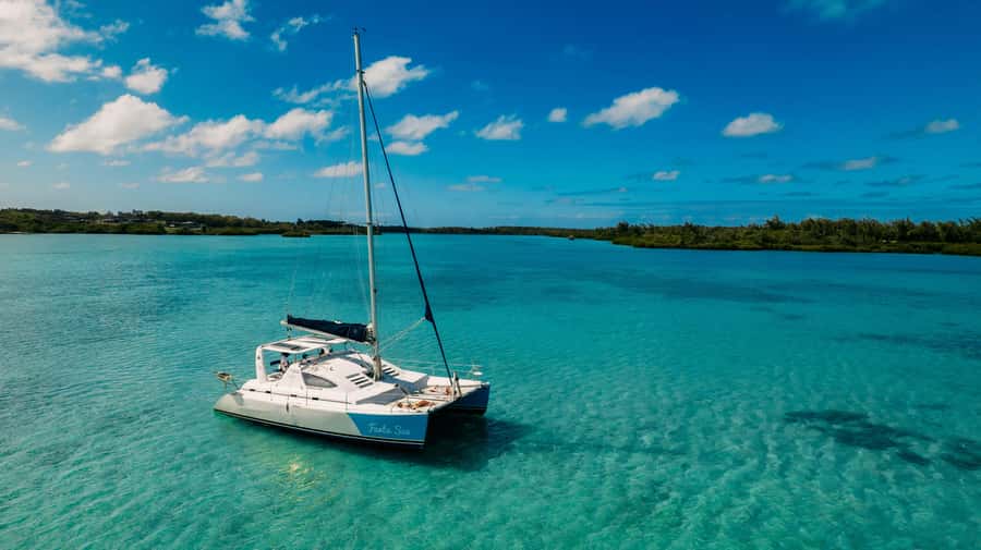 Mauritius: Private Catamaran Tour to île aux Cerfs - A six-hour cruise built around Mauritius highlights