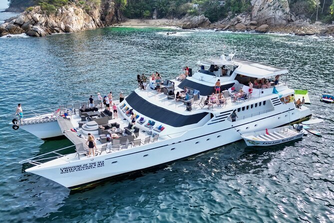 Mega Yacht Limousine of the Sea 1: Puerto Vallarta - The open bar and the practical meaning of all-inclusive