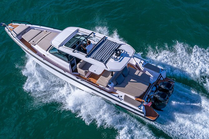 Miami Bay Discovery Private Yacht Cruise with Captain - Million-Dollar Homes and Fisher Island Views