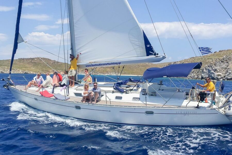 Mykonos: Yacht Cruise to Rhenia and Guided Tour of Delos - Practical packing for the yacht and ruins