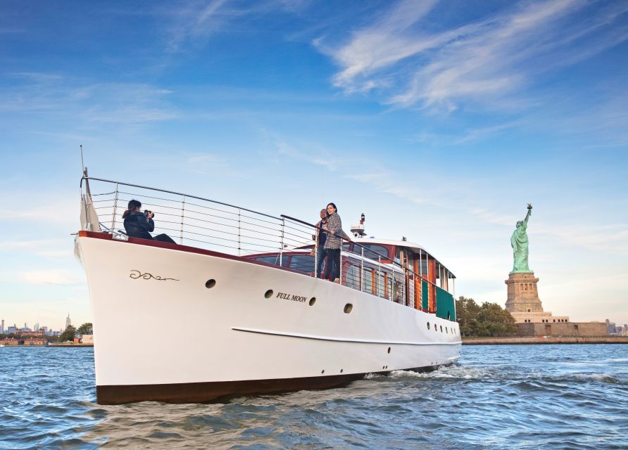 New York City: Mini Yacht Boat Ride with Sightseeing - The first views: Hudson River and Lower Manhattan