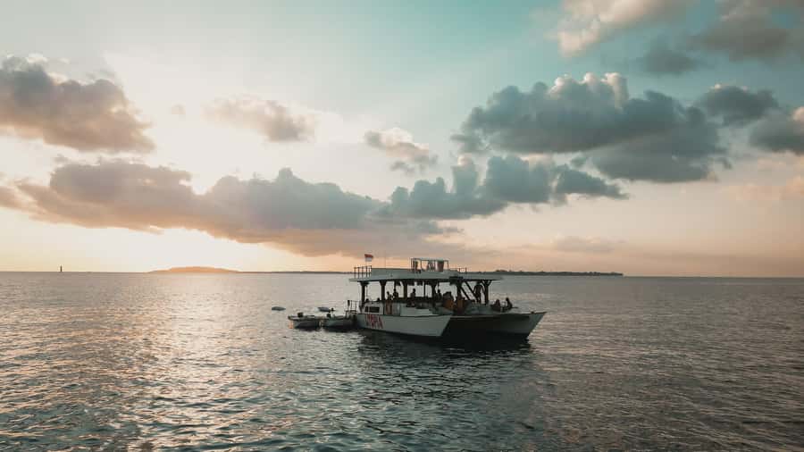 Nusa Lembongan: 4-in-1 Half-Day Catamaran Snorkeling Cruise - Should you book the Nusa Lembongan catamaran cruise?