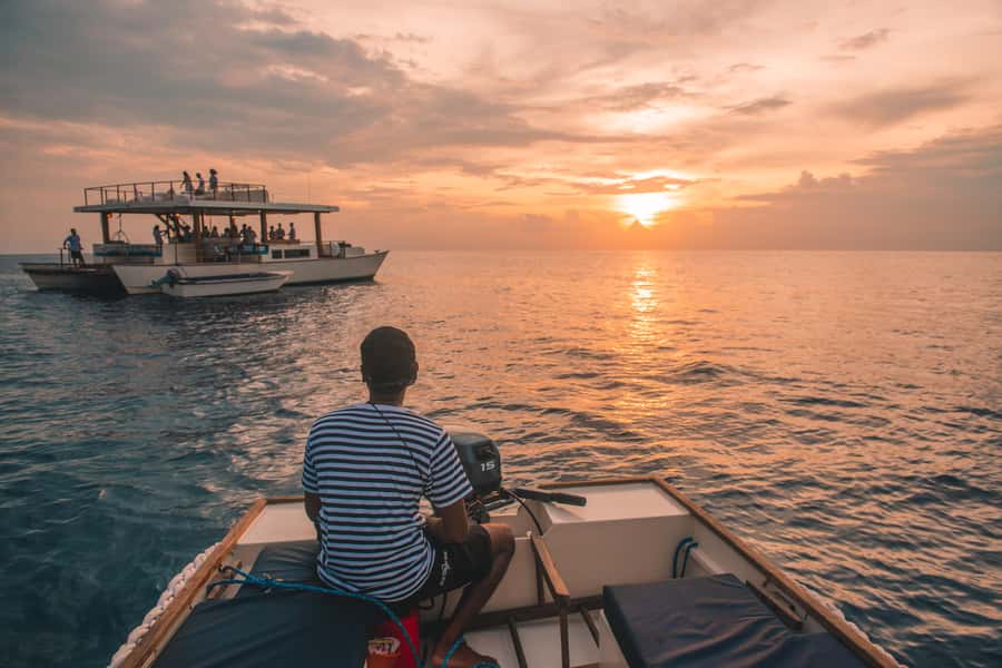 Nusa Lembongan: 4-in-1 Half-Day Catamaran Snorkeling Cruise - Morning food and sunset dining