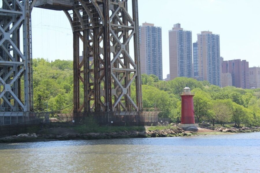 NYC: Hudson River Fall Foliage Yacht Tour - A small yacht with a big river view