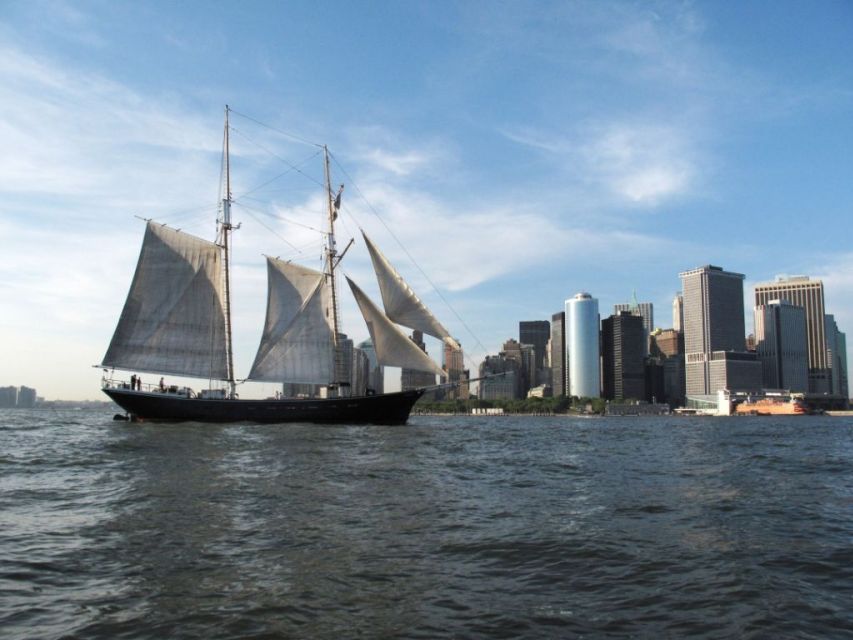 NYC: Statue of Liberty Day Sail with Onboard Bar - Cocktails, snacks, and the evening mood