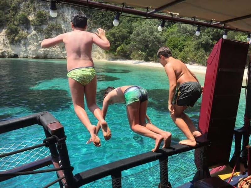 Nydri: Sailing Through History. Daily Cruise with Beach BBQ - Cruising past Skorpios and the Prince’s Islands