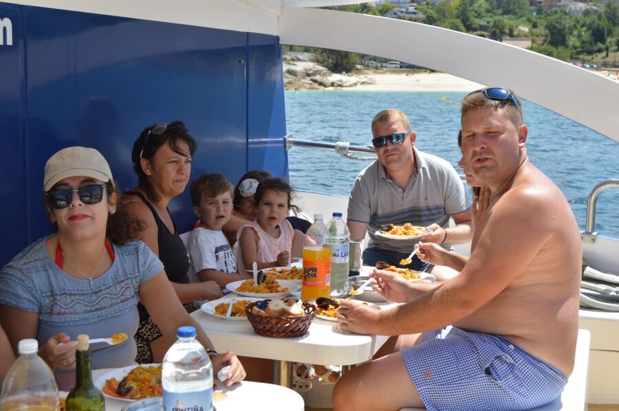 O Grove: Ría de Arousa Catamaran Tour with Seafood Lunch - The beach stop and the chance to swim
