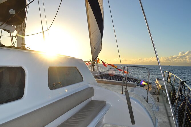 Oahu's Waikiki Coast: Moana’s Sunset Cocktail Sail - Cocktails, music, and a relaxed pace