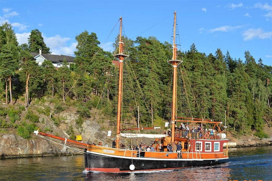 Oslo: Fjord Mini Cruise by Wooden Sailing Ship - Audio guides, languages, and onboard comfort