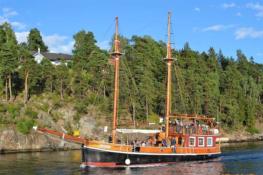 Oslo: Fjord Mini Cruise by Wooden Sailing Ship - The first views across Oslo harbor