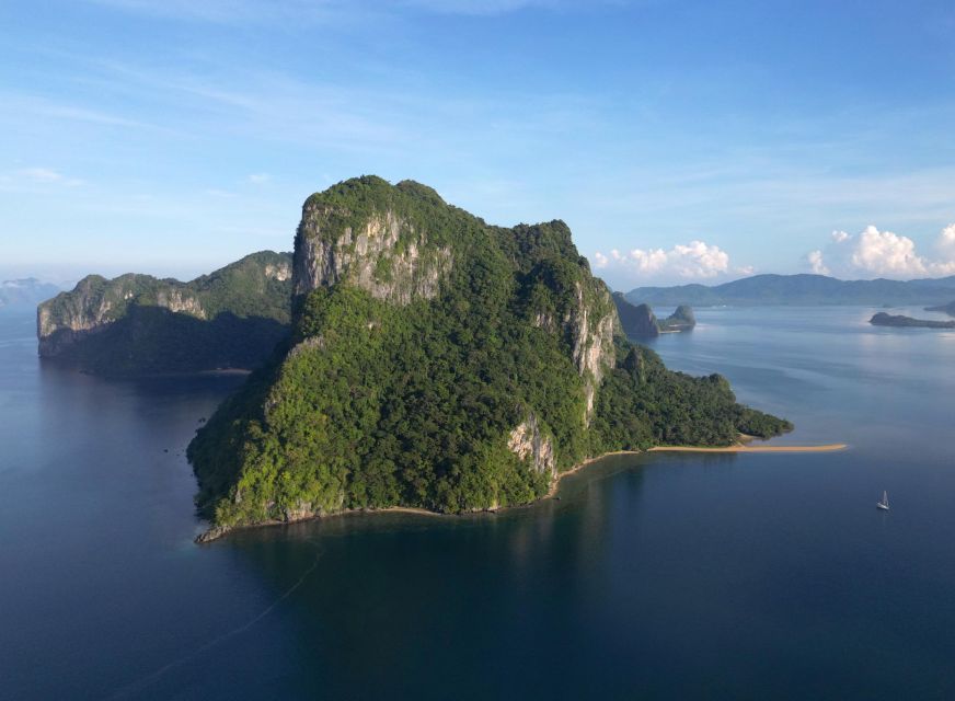 Palawan: Private Sailing Yacht Cruise in El Nido - Morning at Malpacao Island
