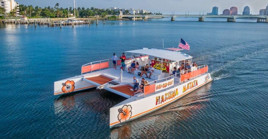 Palm Beach: Sightseeing Catamaran Cruise - Palm Beach mansions and mega-yachts