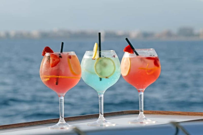 Palma de Mallorca: Deluxe Catamaran Sailing Tour with Meal - Why the Oasis works better than a crowded boat