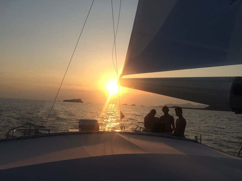 Palma de Mallorca: Deluxe Catamaran Sailing Tour with Meal - What you eat on the daytime cruise