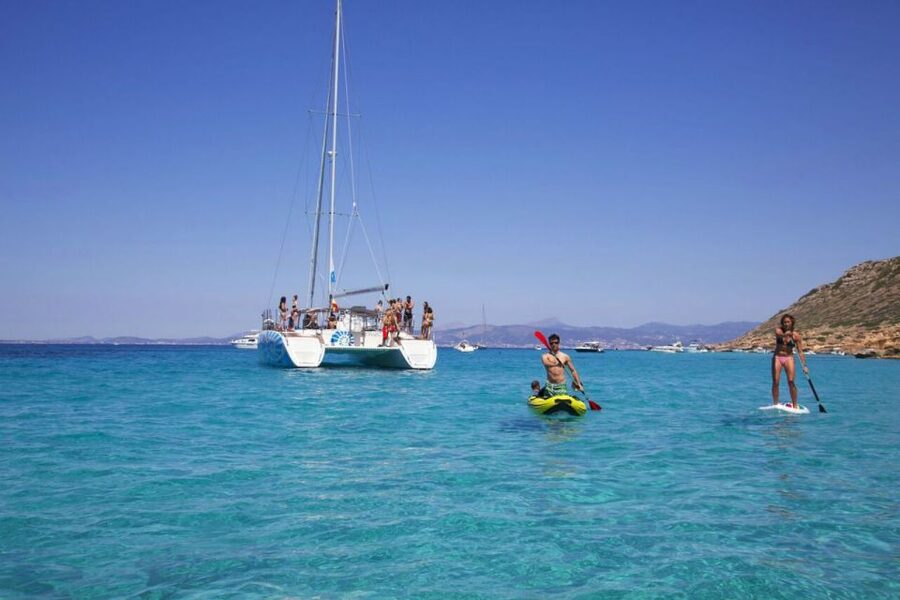 Palma de Mallorca: Deluxe Catamaran Sailing Tour with Meal - Crew, languages, and onboard service