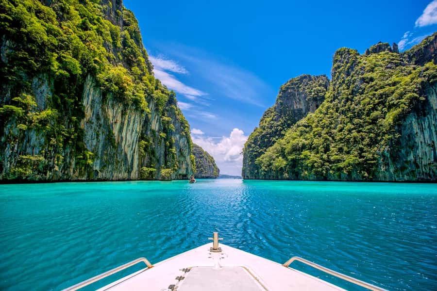 Phuket: Bamboo Island and Phi Phi Islands by Fast Catamaran - Phi Phi Don combines lunch with the day’s busiest pause