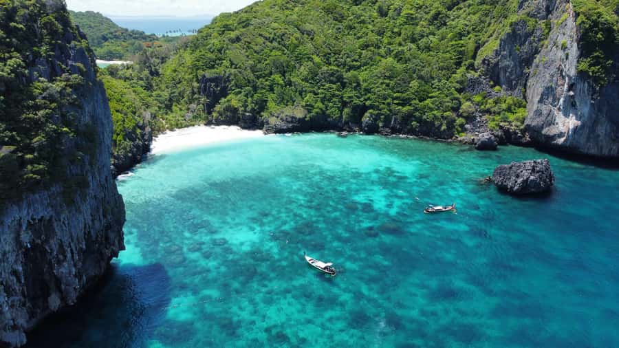 Phuket: Phi Phi, Bamboo & Maithon by Premium Speed Catamaran - The catamaran, crew and comfort level