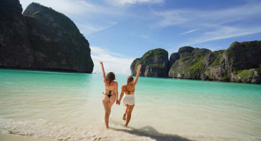 Phuket: Phi Phi, Maya, and Maiton by Luxury Yacht with Lunch - Lunch at Phi Phi Don