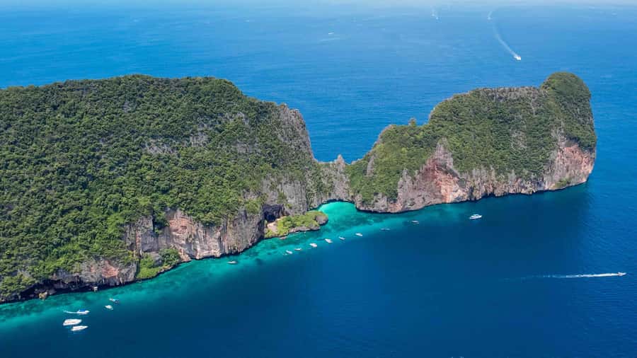 Phuket: Phi Phi, Maya & Bamboo By Premium Speed Catamaran - Guides, crew and comfort