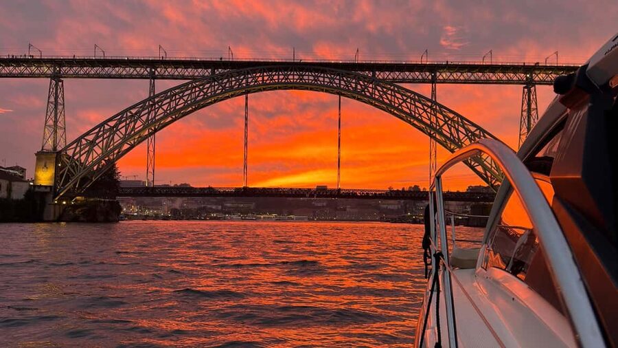 Porto: Luxury 6 Bridges Yacht Cruise with Wine & Snacks - Starting at Freixo Marina