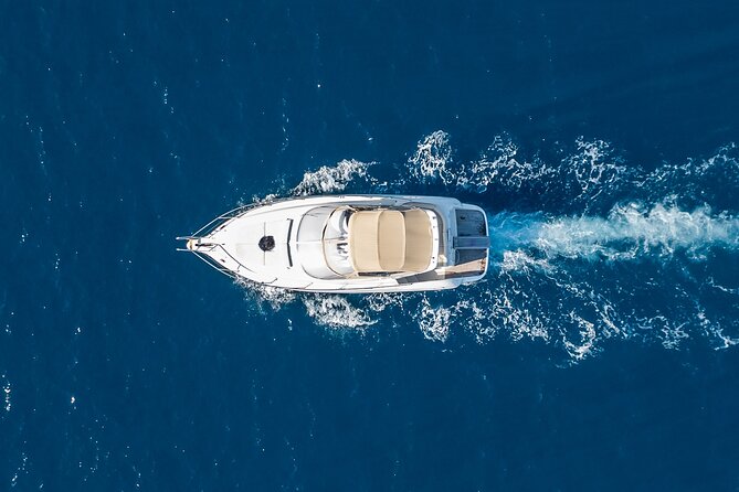 Private all included yacht Tour in Santorini - Sailing beneath Oia to Ammoudi Bay