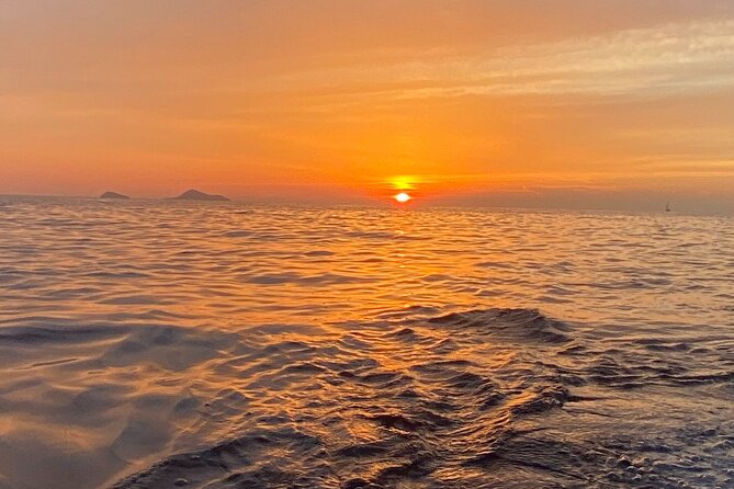 Private all included yacht Tour in Santorini - Food, drinks, and service on board