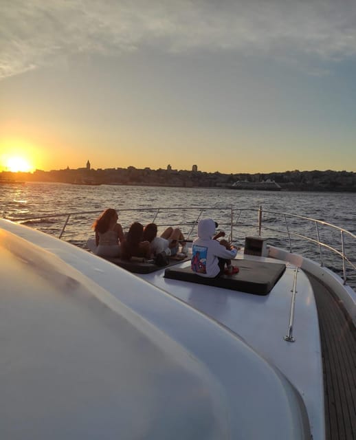 Private Bosphorus Yacht with Local Guide and Snacks - Beylerbeyi Palace and the Asian shore