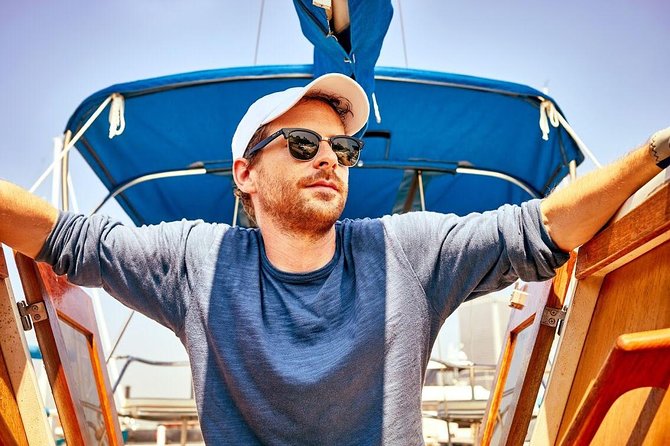 Private Sail New York with Brooklyn Sail (Reserve the entire boat) - Food, comfort, and the private-boat advantage