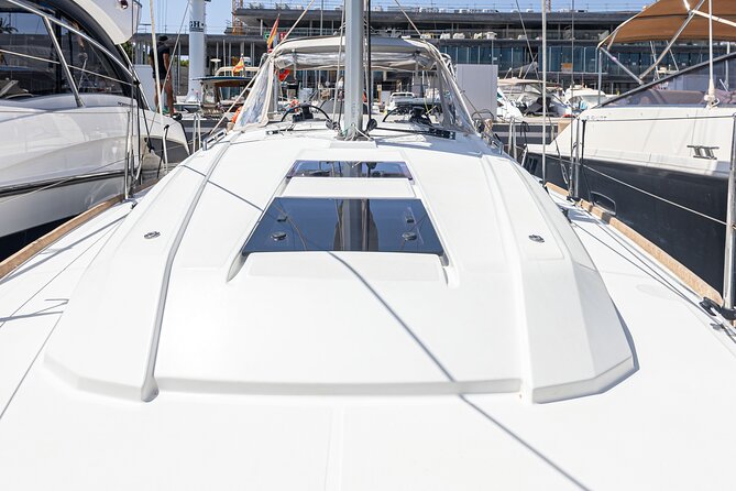 Private sailing yacht by the Bay of Palma and nearby coves - Why Palma Bay works so well from a private yacht