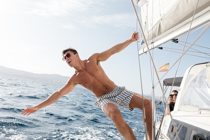 Private sailing yacht by the Bay of Palma and nearby coves - What your four hours on the water look like