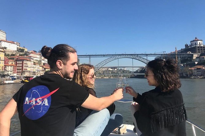Private tasting in the Douro (1 to 7 people) on a yacht for yourself - Why a private Douro cruise works so well in Porto