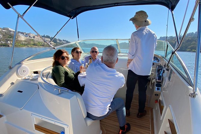 Private tasting in the Douro (1 to 7 people) on a yacht for yourself - Boarding at Marina do Freixo