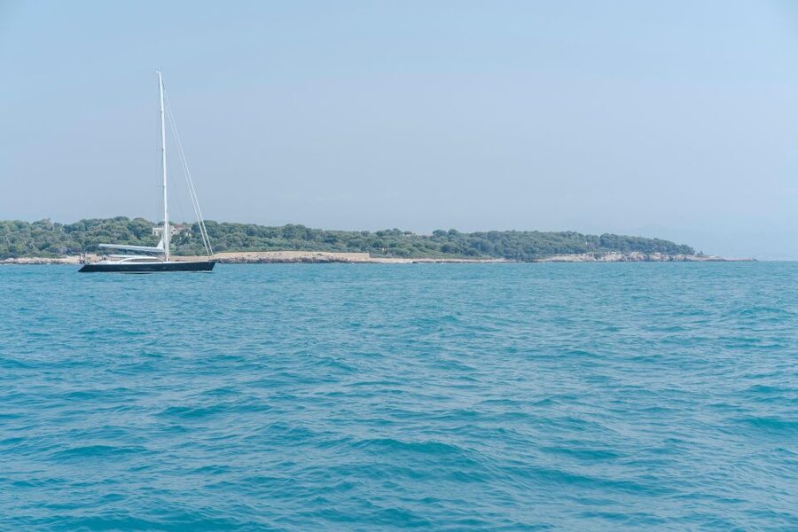 Private tour on a sailboat - Swim and paddle - Antibes Cape - Two hours in the water at Billionaires Bay or La Garoupe
