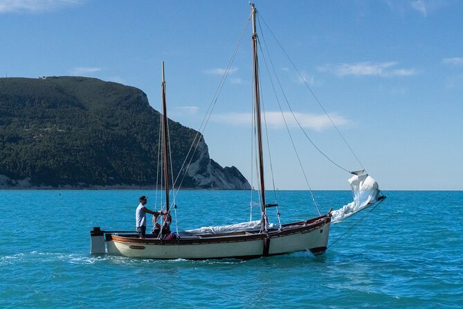Private Traditional Sailboat Tour of the Conero Riviera - A quiet cove and the turn toward Portonovo