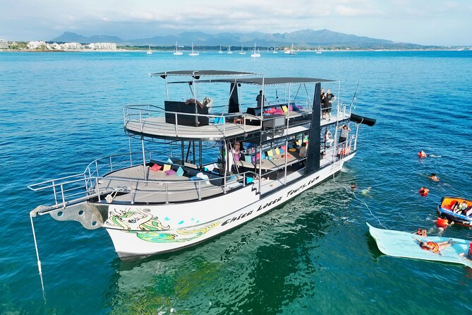 Private Yacht Charter ChicaFUN 2 Waterslides All Inclusive - Two waterslides and a full kit of water gear