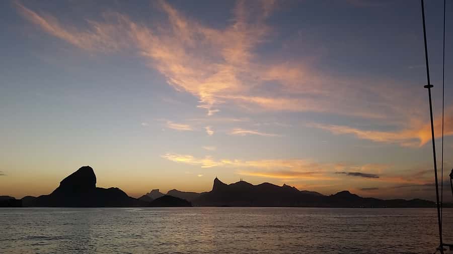 Rio de Janeiro: Guanabara Bay Sunset Sailing Tour & Drinks - Three hours around Sugarloaf Mountain and the bay