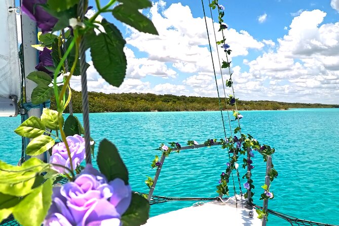 Sail 4hr in the most SECRET Spot of Bacalar and Beach Club. - A fruit picnic with seven shades of blue